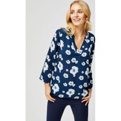 Luźna koszula z motywem kwiatowym. Niebieskie koszule damskie Moodo, s, w kwiaty, z poliesteru, bez kołnierzyka, z długim rękawem. Za 29,99 zł.