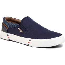 Tenisówki WRANGLER - Monument Slip On WM01002A Navy 016. Niebieskie półbuty męskie Wrangler, na co dzień, bez wzorów, z gumy, klasyczne, bez zapięcia. W wyprzedaży za 199,00 zł.
