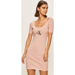 Calvin Klein Jeans - Sukienka. Białe sukienki damskie Calvin Klein Jeans, na co dzień, s, bez wzorów, z bawełny, casualowe, z okrągłym kołnierzem, z krótkim rękawem, krótkie, mini, proste. W wyprzedaży za 279,90 zł.