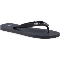 Japonki BOSS - Pacific 50428976 10225972 01 Dark Blue 401. Niebieskie klapki męskie Boss, bez wzorów, z tworzywa sztucznego. Za 219,00 zł.