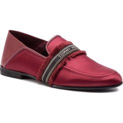 Półbuty TOMMY HILFIGER - Feminine Satin Loafer FW0FW04267 Beet Red 522. Czerwone półbuty damskie TOMMY HILFIGER, na co dzień, bez wzorów, ze skóry, bez obcasa, na obcasie, bez zapięcia. W wyprzedaży za 379,00 zł.