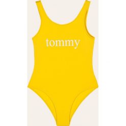 Tommy Hilfiger - Strój kąpielowy dziecięcy 104-164 cm. Żółte stroje kąpielowe dziewczęce TOMMY HILFIGER, z nadrukiem, z elastanu. Za 179,90 zł.
