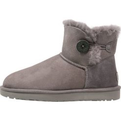 Buty zimowe damskie: UGG MINI BAILEY BUTTON II Śniegowce grey
