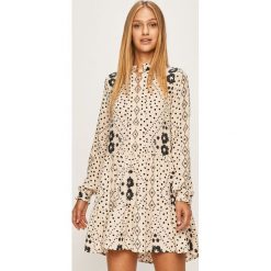 Vero Moda - Sukienka. Białe sukienki damskie Vero Moda, na co dzień, s, bez wzorów, z poliesteru, casualowe, bez kołnierzyka, z długim rękawem, długie, mini, rozkloszowane. W wyprzedaży za 129,90 zł.