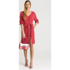 SUKIENKA Elisabetta Franchi. Czerwone sukienki damskie Elisabetta Franchi, na co dzień, w paski, z tkaniny, z włoskim kołnierzykiem, bez rękawów, mini, proste. Za 1049,30 zł.