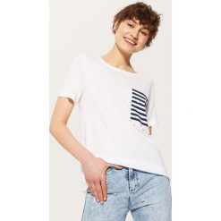 T-shirty damskie: T-shirt z kontrastową kieszonką – Biały