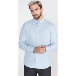 Calvin Klein Koszula Niebieski. Niebieskie koszule męskie Calvin Klein, xl, bez wzorów, z elastanu, bez kołnierzyka, z długim rękawem. Za 395,95 zł.