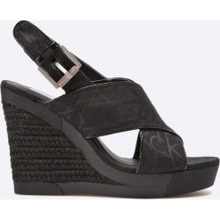Calvin Klein Jeans - Sandały Elaine. Czarne koturny damskie marki Calvin Klein Jeans, bez wzorów, z jeansu, bez obcasa, na obcasie. W wyprzedaży za 329,90 zł.
