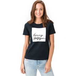 Tommy Hilfiger Alissa Koszulka Niebieski. Niebieskie koszulki damskie TOMMY HILFIGER, m, z nadrukiem, z bawełny, bez kołnierzyka. Za 135,95 zł.