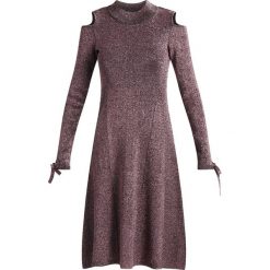 Sukienka w kolorze ciemnoczerwonym. Czerwone sukienki damskie Kiomi, Mint & Berry, Youturn, bez wzorów, ze stójką, bez rękawów, midi, rozkloszowane. W wyprzedaży za 128,95 zł.