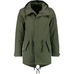 Levi's® FISHTAIL Parka olive night. Zielone płaszcze męskie Levi's®, s, bez wzorów, z nylonu, bez kaptura. W wyprzedaży za 546,75 zł.