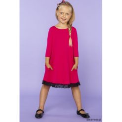 Elegancka sukienka z koronką, TD25_4, fuksja. Czerwone sukienki dziewczęce dzianinowe Pakamera, w koronkowe wzory, eleganckie. Za 89,00 zł.