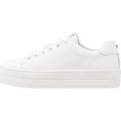 Trampki damskie slip on: Bullboxer Tenisówki i Trampki white