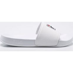 Fila - Klapki. Białe kapcie męskie Fila, bez wzorów, z materiału. Za 109,90 zł.