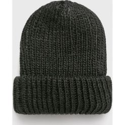 Pieces - Czapka. Szare czapki damskie marki Pieces, na zimę, bez wzorów, z dzianiny. W wyprzedaży za 29,90 zł.
