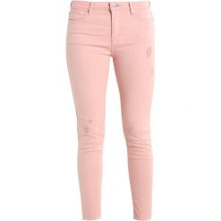 Springfield SKINNY ROTOS Jeans Skinny Fit pinks. Czerwone jeansy damskie relaxed fit marki Springfield, z bawełny. Za 129,00 zł.