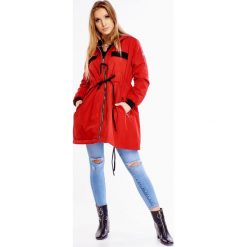 Kurtka parka z kapturem czerwony. Czerwone kurtki damskie z elastanu. Za 339,00 zł.
