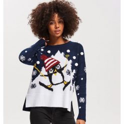 Sweter ze świątecznym motywem - Granatowy. Niebieskie swetry klasyczne damskie marki Reserved, s, wizytowe. W wyprzedaży za 49,99 zł.