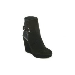 Botki Stuart Weitzman PARAGRAPH. Czarne botki damskie marki Stuart Weitzman, bez obcasa, bez zapięcia. Za 1583,20 zł.