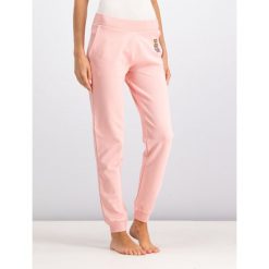 Spodnie dresowe Moschino Underwear & Swim A4208 9029. Czarne spodnie damskie Moschino Underwear & Swim, m, z bawełny. W wyprzedaży za 419,00 zł.