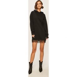 Calvin Klein Jeans - Sukienka. Czarne sukienki damskie Calvin Klein Jeans, na co dzień, s, z aplikacjami, z bawełny, casualowe, z okrągłym kołnierzem, z długim rękawem, długie, mini, proste. Za 539,90 zł.