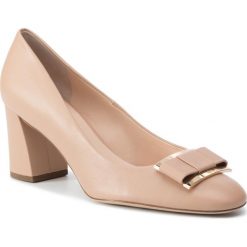Półbuty HÖGL - 8-105080 Nude 1800. Brązowe półbuty damskie HÖGL, z aplikacjami, ze skóry, eleganckie, bez obcasa, na obcasie, bez zapięcia. W wyprzedaży za 499,00 zł.