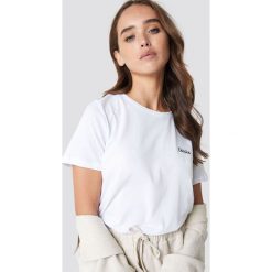 NA-KD T-shirt basic z haftem Darlin - White. Białe t-shirty damskie NA-KD, z haftami, z bawełny, bez kołnierzyka. Za 60,95 zł.