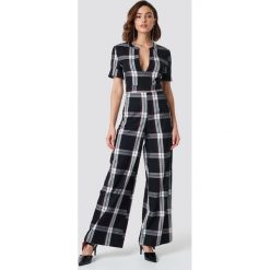 NA-KD Trend Kombinezon z dekoltem v - Black,Multicolor. Czarne kombinezony damskie marki NA-KD Trend, dekolt w kształcie v, z krótkim rękawem, krótkie. W wyprzedaży za 72,78 zł.