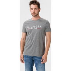Tommy Hilfiger Koszulka Szary. Szare podkoszulki męskie TOMMY HILFIGER, l, z haftami, z bawełny, bez kołnierzyka, krótkie. Za 135,95 zł.