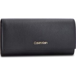 Duży Portfel Damski CALVIN KLEIN - Frame Large Trifold K60K604498 001. Czarne portfele damskie marki Calvin Klein, ze skóry ekologicznej. Za 299,00 zł.