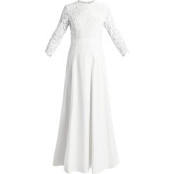 IVY & OAK BRIDAL BRIDAL SLEEVE DRESS OPEN BACK DETAIL Suknia balowa snow white. Białe sukienki damskie marki Ivy & Oak Bridal, bez wzorów, z jedwabiu, wizytowe, bez kołnierzyka, bez rękawów. W wyprzedaży za 653,40 zł.
