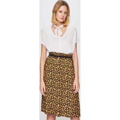 Medicine - Top Sensual Preppy. Fioletowe bluzki damskie MEDICINE, s, bez wzorów, z poliesteru, casualowe, bez kołnierzyka, z krótkim rękawem. W wyprzedaży za 29,90 zł.