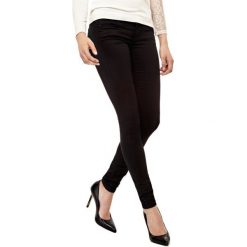 Jegginsy Model Z 5 Kieszeniami. Czarne jeansy damskie Guess, bez wzorów, z elastanu. Za 399,00 zł.