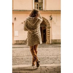 Beżowy wełniany sweter o grubym splocie z kapturem ASPEN. Brązowe bluzy damskie Endoftheday, bez wzorów, z wiskozy. Za 299,00 zł.