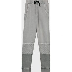 Guess Jeans - Spodnie dziecięce 118-175 cm. Szare spodnie chłopięce Guess Jeans, z aplikacjami, z bawełny. W wyprzedaży za 79,90 zł.
