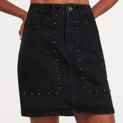 Jeansowa spódnica mini - Czarny. Czarne spódniczki damskie Reserved, z jeansu, mini. W wyprzedaży za 49,99 zł.