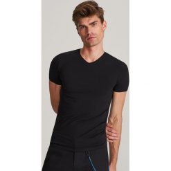 T-shirt z dekoltem w serek - Czarny. Czarne t-shirty męskie Reserved, s, bez wzorów, z dekoltem w serek. Za 29,99 zł.