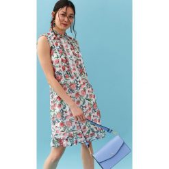 Sukienka o linii a z falbankami. Białe sukienki dziewczęce Top Secret, na lato, z aplikacjami, eleganckie, bez rękawów, midi. W wyprzedaży za 69,99 zł.