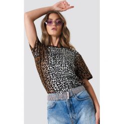 Galore x NA-KD T-shirt Galore - Brown,Multicolor. Brązowe t-shirty damskie marki Galore x NA-KD, z nadrukiem, z jersey, klasyczne, z okrągłym kołnierzem. W wyprzedaży za 40,38 zł.