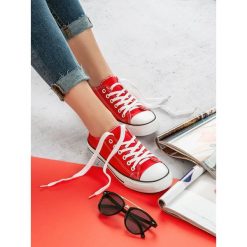 Klasyczne czerwone trampki. Czerwone trampki i tenisówki damskie J. STAR, bez wzorów, bez zapięcia. Za 39,90 zł.