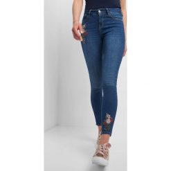 Jeansy skinny z haftem. Niebieskie jeansy damskie skinny marki Orsay, s, z haftami, z elastanu. Za 89,99 zł.