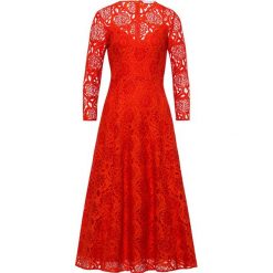 IVY & OAK MIDI DRESS Długa sukienka pumpkin red. Czerwone sukienki damskie marki IVY & OAK, bez wzorów, z bawełny, bez kołnierzyka, z długim rękawem, długie, midi. Za 719,00 zł.