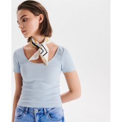 Bluzka w drobne prążki z dekoltem - Niebieski. Niebieskie bluzki damskie Cropp, s, bez wzorów, bez kołnierzyka, bez rękawów. W wyprzedaży za 9,99 zł.