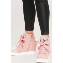 Różowe Sneakersy Amor. Różowe sneakersy damskie marki vices, z satyny. Za 89,99 zł.