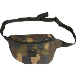 Urban Classics Camo Hip Bag Torba na pas kamuflaż Woodland. Zielone plecaki męskie marki Urban Classics, z aplikacjami. Za 54,90 zł.