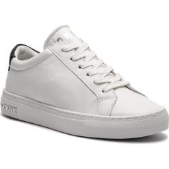 Sneakersy DKNY - Court K2488771 White. Białe półbuty damskie DKNY, bez wzorów, ze skóry ekologicznej, bez obcasa, na sznurówki. Za 519,00 zł.