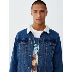 Kurtka jeansowa sherpa z kołnierzem ze sztucznym barankiem. Kurtki męskie Pull&Bear, m, bez wzorów, z jeansu, bez kaptura. Za 139,00 zł.