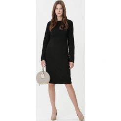 Czarna Sukienka Aerith. Czarne sukienki damskie Born2be, na co dzień, na zimę, s, bez wzorów, eleganckie, z okrągłym kołnierzem, z długim rękawem, długie, midi, proste. Za 79,99 zł.