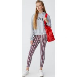Bluza z kapturem i haftem. Zielone bluzy męskie rozpinane Pull&Bear, z haftami, z kapturem. Za 99,90 zł.