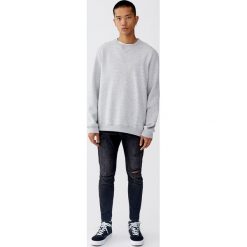 Jeansy super skinny fit z przetarciami. Szare jeansy męskie relaxed fit marki Pull&Bear, z jeansu. Za 129,00 zł.